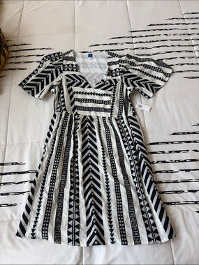 Old Navy Black and White V‑Neck Geometric Midi Dress